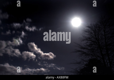 Luna (all'equinozio di primavera) fa capolino da dietro le nuvole bello Foto Stock