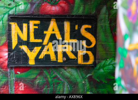 Vista generale del segno all'ingresso Neals Yard al Covent Garden di Londra. Foto Stock