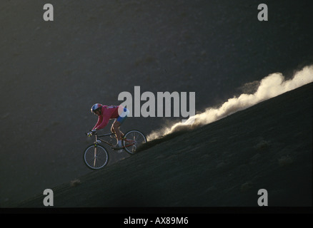 L'uomo guida in discesa sulla sua mountain bike tour mtb, Lanzarote, Isole Canarie, Spagna Foto Stock