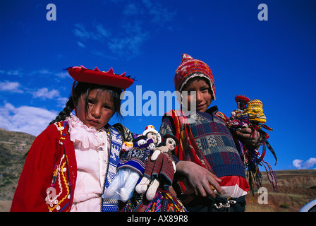 Indian i bambini a giocare con le bambole, fratello e sorella, Perù, Sud America Foto Stock