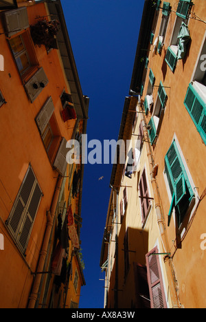 Vicolo stretto nella città vecchia di Nizza Cote d'Azur Foto Stock