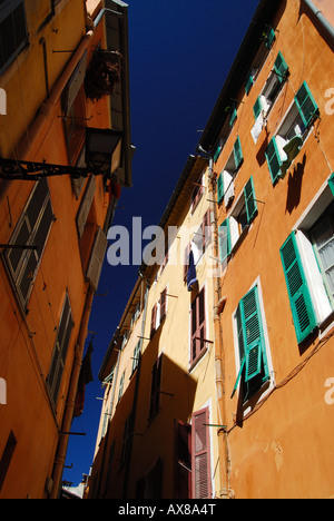 Vicolo stretto nella città vecchia di Nizza Cote d'Azur Foto Stock