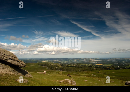 Haytor veduta verso Ashburton con drammatica e pianeggiante e formazioni di nubi Foto Stock