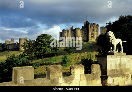 Alnwick Castle sotto le nuvole scure, Alnwick, Northumberland, Inghilterra Foto Stock