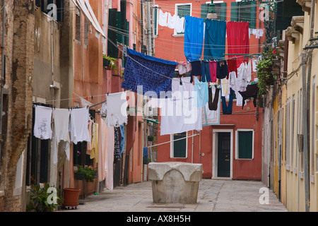 Il lavaggio appesi in cortile veneziano Castello Venezia Italia Foto Stock