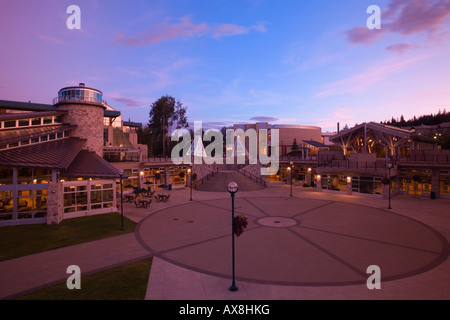 Campus UNBC piazza principale al crepuscolo Prince George BC Foto Stock