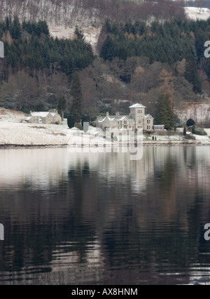 Grande imponente casa sulle rive di Loch Tummel in inverno Pitlochry Scozia Scotland Foto Stock