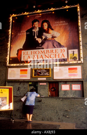 Lo spagnolo, donna spagnola, acquisto biglietto, El Hombre de la Mancha, uomo di La Mancha, movie theater, Gran Via, Madrid, Provincia di Madrid, Spagna, Europa Foto Stock