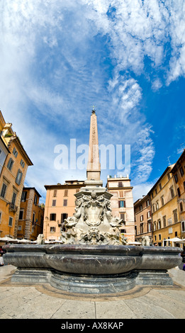 Alta risoluzione panorama dell'obelisco e fontana nella piazza dell Rotunda al di fuori della città di Roma Pantheon Foto Stock