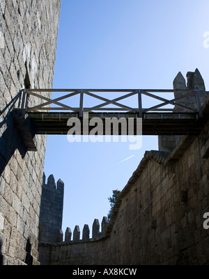 Reconsructed ponte tra pareti e mantenere nel castello di Guimaraes Guimaraes Portogallo Marzo 2008 Foto Stock