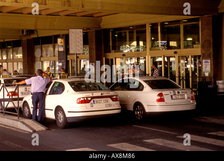 Gli spagnoli lo spagnolo al popolo spagnolo il taxi a livello Arrivi Aeroporto Internazionale Barajas di Madrid Madrid Provincia Spagna Europa Foto Stock