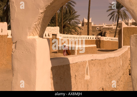 Palm alberi che fiancheggiano una strada nella vecchia città di Ghadames Libia un sito Patrimonio Mondiale dell'UNESCO Foto Stock