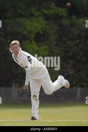 Giocatore di cricket bocce la sfera Foto Stock