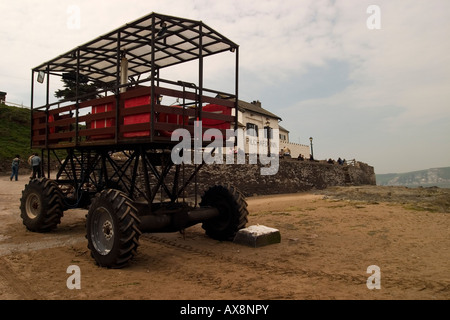 Il taxi di marea che trasporta i passeggeri da Bigbury a Burgh isola quando la marea è alta. Foto Stock