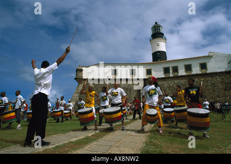 Banda Olodum con tamburi nella parte anteriore del faro, Farol do Barra, Salvador da Bahia, Brasile, Sud America Foto Stock
