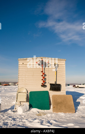 Una coclea di ghiaccio di pala e tabelle di carta sul lato di una pesca sul ghiaccio HOUSE LEECH LAKE MINNESOTA Foto Stock