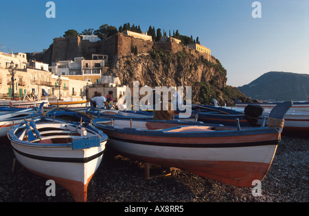 Barche di pescatori sulla spiaggia di Marina Corta, Lipari, Isola di Lipari, Isole Eolie, Italia Foto Stock