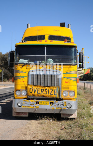 Un Kenworth che trasporta un carico di grandi dimensioni, parcheggiata accanto alla porta Wakefield Road ad Adelaide nel Sud Australia. Foto Stock