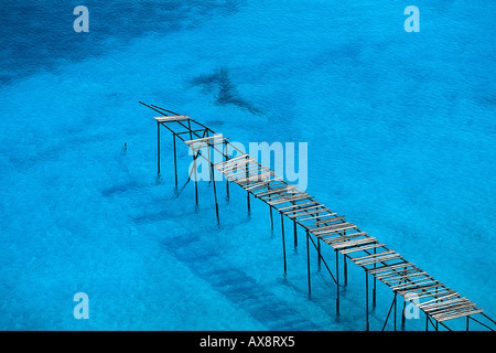 Rotto il pontile in legno vicino a Porticello, Isola di Lipari, Isole Eolie, Italia Foto Stock