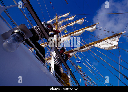 I membri dell'equipaggio, messicano tall ship Cuauhtemoc Torneo di Tall Ship Rouen Armada 2003 Francia Foto Stock