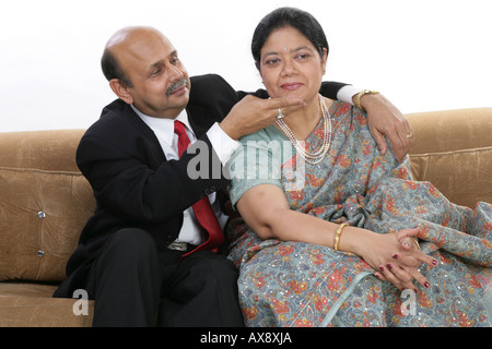 Coppia senior romancing a casa Foto Stock