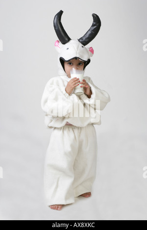 Ritratto di una ragazza in costume bere latte Foto Stock