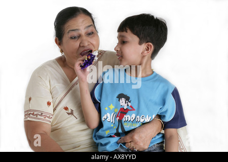 Ragazzo di cioccolato di alimentazione a sua nonna Foto Stock