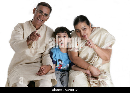 Ritratto di nonni giocare con loro nipote e sorridente Foto Stock