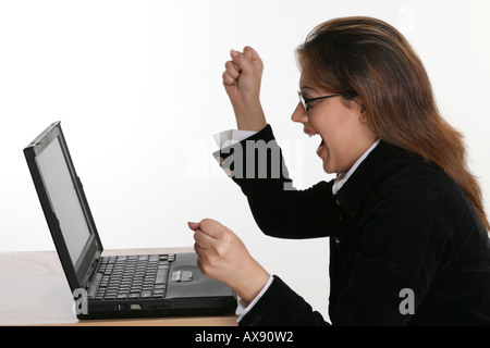 Profilo laterale di una imprenditrice lavorando su laptop e rasserenanti Foto Stock