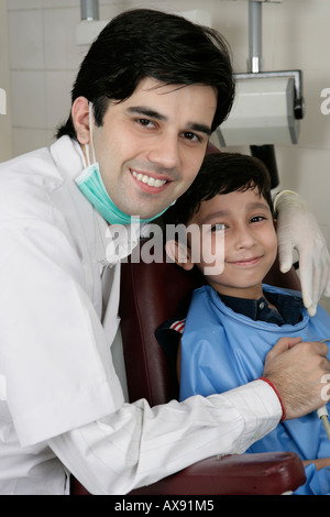 Ritratto di un dentista e un ragazzo che sorride Foto Stock