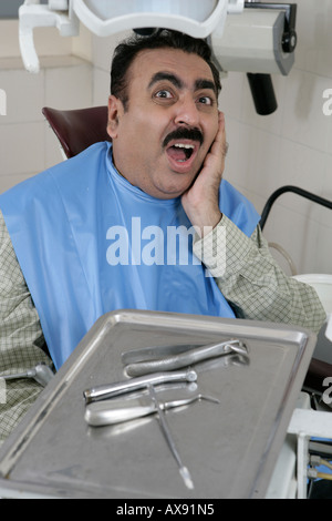 Ritratto di un uomo adulto a dental clinic che soffrono di dolore Foto Stock