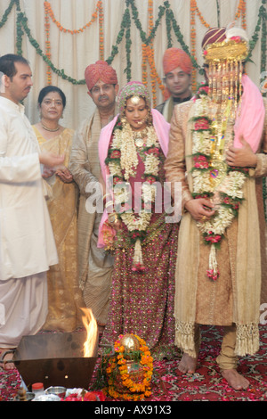 Sposa sposo sposarsi con la loro posizione relativa intorno a loro Foto Stock
