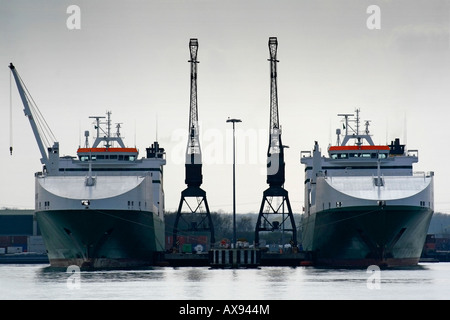 Le navi da carico su Southampton docks, Southampton, Hampshire, Regno Unito Foto Stock