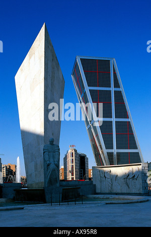 Una delle Torres Kio, 115m, Torre inclinata e Monumento, Plaza de Castilla, Puerta de Europa, porta d'Europa, Madrid, Spagna Foto Stock