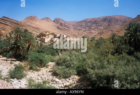 Villaggio berbero in Ait Mansour Gorges appena a sud di Tafraoute, Anti Atlas, Marocco Foto Stock