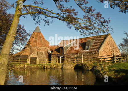 Preston Mill e gora, edificio storico e il più antico mulino in Scozia Foto Stock