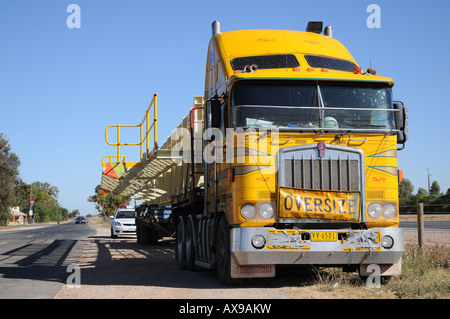 Un Kenworth K104 che trasporta un carico oversize, parcheggiata accanto alla porta Wakefield Road nella luce inferiore, Sud Australia. Foto Stock