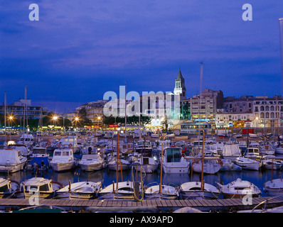 Townscape con marina, porto, Palamós, Costa Brava, provincia di Girona, in Catalogna, Spagna Foto Stock