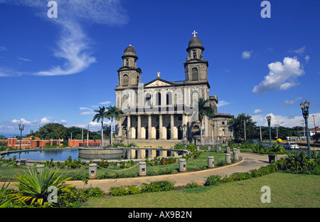 Una vista della storica cattedrale di Santiago nel Parque Central Nel Vecchio Managua Nicaragua Foto Stock