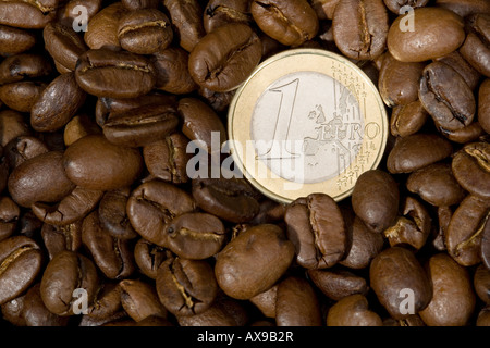 Chicchi di caffè tostati con Euro moneta simbolo prezzi del caffè a materie prime di prodotti agricoli di base Foto Stock