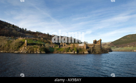 Castello Urquhart sulle rive di Loch Ness una grande profondo lago di acqua dolce nelle Highlands scozzesi Foto Stock