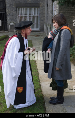 Reverendo Martin Dudley vicario della Priory Church di St Bartholomew the Great London. The Butterworth Charity Pasqua venerdì Santo Regno Unito anni '2008 2000 Foto Stock