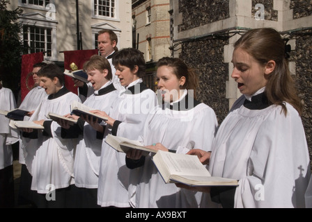 Coro della chiesa cantando i ragazzi giovani Butterworth carità Buona Pasqua Venerdì Priory chiesa di St Bartholomews la grande Londra REGNO UNITO Foto Stock