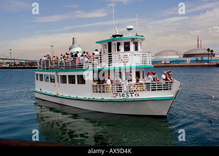 I turisti a bordo di harbor tour in barca come foglie dock a Los Angeles Harbor non rilasciato Foto Stock