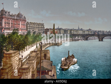 Il Tamigi Embankment con un originale obelisco egiziano noto come Cleopatra Needle Foto Stock