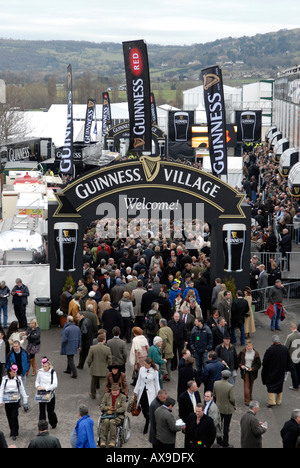 Il villaggio di Guinness a Prestbury Racecourse durante il Cheltenham nazionale Festival di suoneria Foto Stock