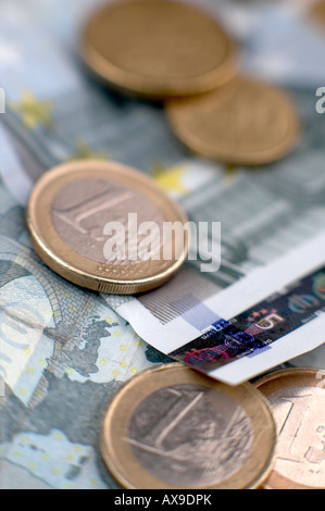 Banconote e monete in euro con MAPPA DI REGNO UNITO Foto Stock