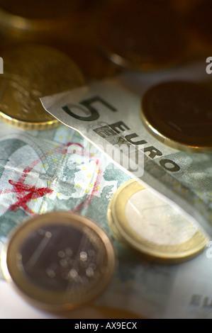 Banconote e monete in euro con MAPPA DEL REGNO UNITO HA EVIDENZIATO Foto Stock