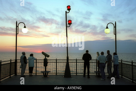 I turisti in serata su un molo di Miedzyzdroje, Polonia Foto Stock