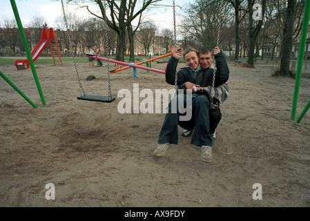 Ritratto di una giovane coppia in un parco giochi a Poznan, Polonia Foto Stock